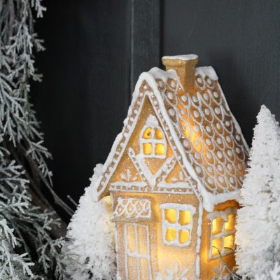 DIY Snowy Gingerbread House Wreath