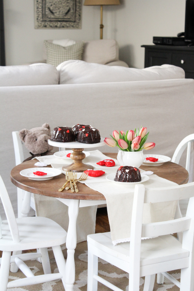 Valentine's Day Tablesetting with Mini Chocolate Cakes
