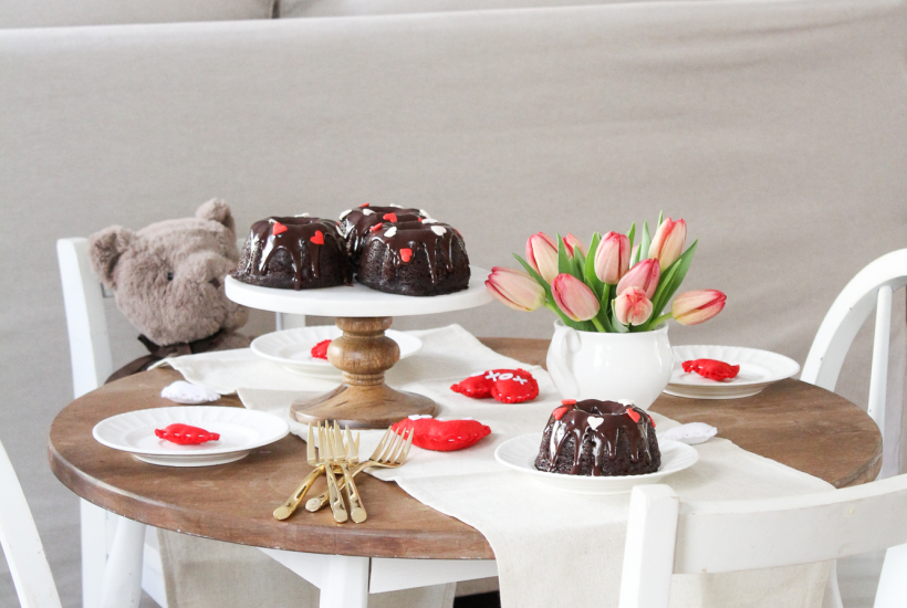 Valentine's Day Tablesetting with Mini Chocolate Cakes