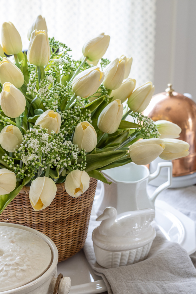 Easy Spring Table In The Breakfast Nook - Sincerely, Marie Designs