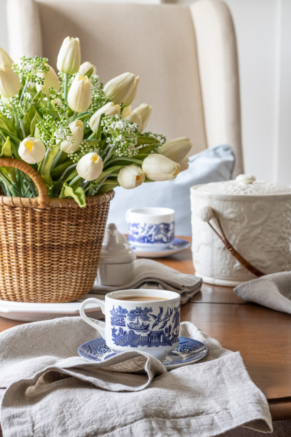 Easy Spring Table In The Breakfast Nook - Sincerely, Marie Designs